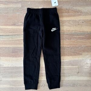 Boys black nike embroidered logo jogger sweatpants size 7 nwt